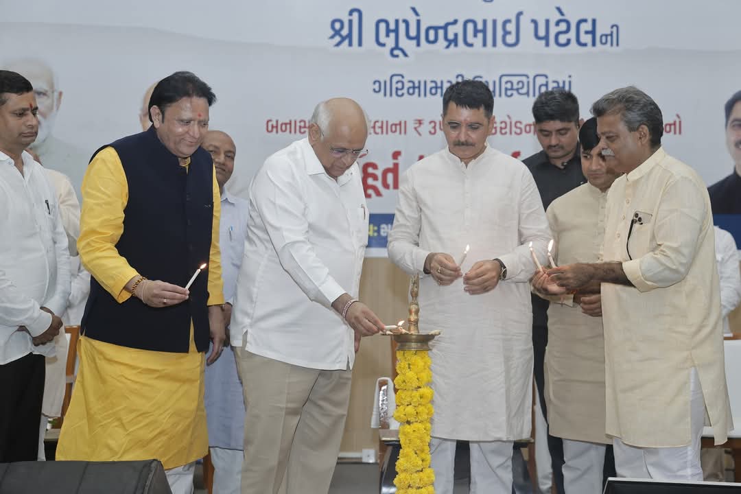 બનાસકાંઠા જિલ્લાના સરહદી વિસ્તાર નડાબેટ-સુઈગામ ખાતે આયોજિત સમારોહમાં આરોગ્ય, શિક્ષણ, વીજ પુરવઠો, રોડ-રસ્તા તેમજ શહેરી વિકાસનું ખાતમુહૂર્ત સાથે લોકાર્પણ કરવામાં આવ્યું