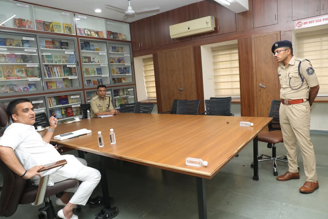 કચ્છમાં ગૃહ રાજ્ય મંત્રી હર્ષ સંઘવીનો લોક દરબાર: નાગરિકોની સમસ્યાઓનું ત્વરિત નિરાકરણ લાવવા આદેશ