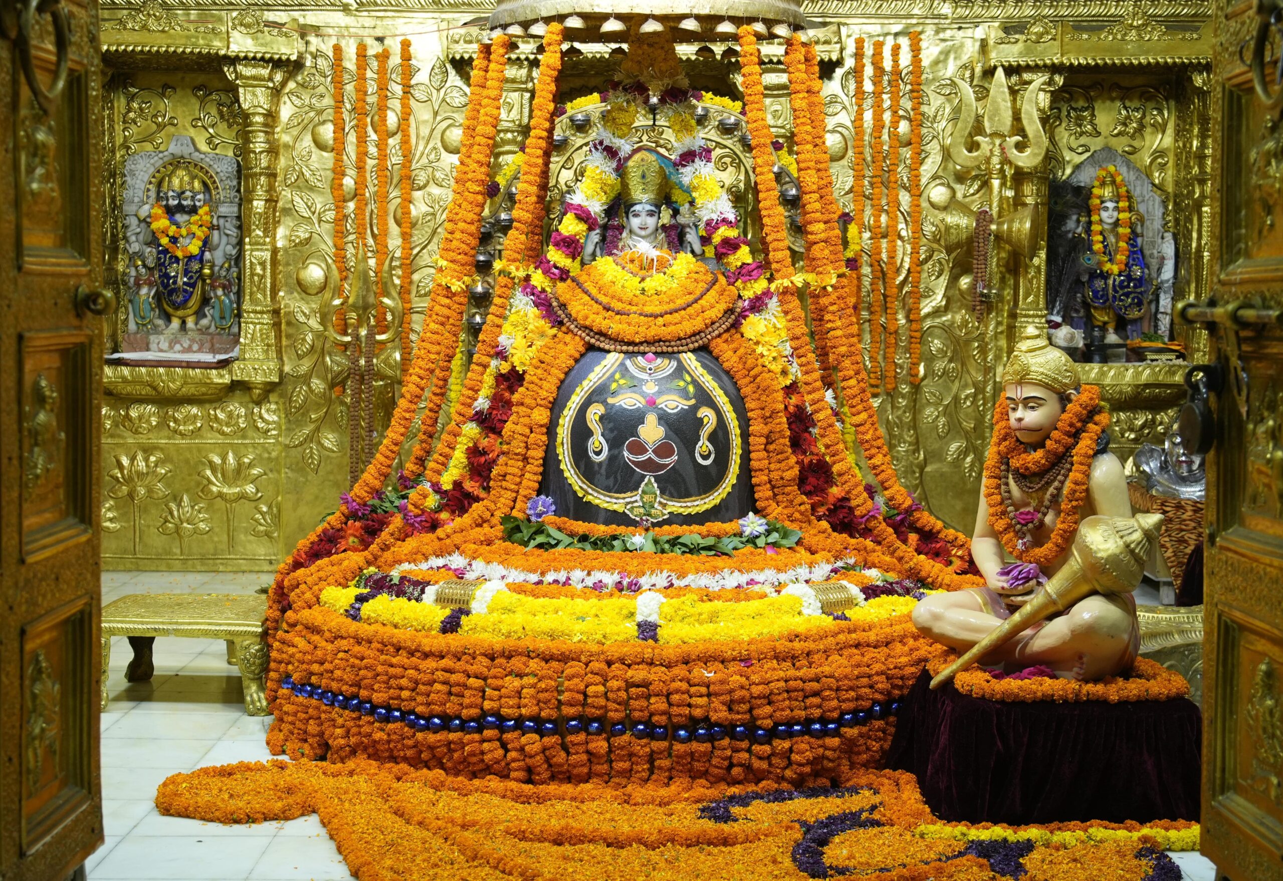 શ્રાવણ શુક્લ બીજ પર શ્રી સોમનાથ મહાદેવને વિશેષ શ્રી હનુમંત દર્શન શૃંગાર