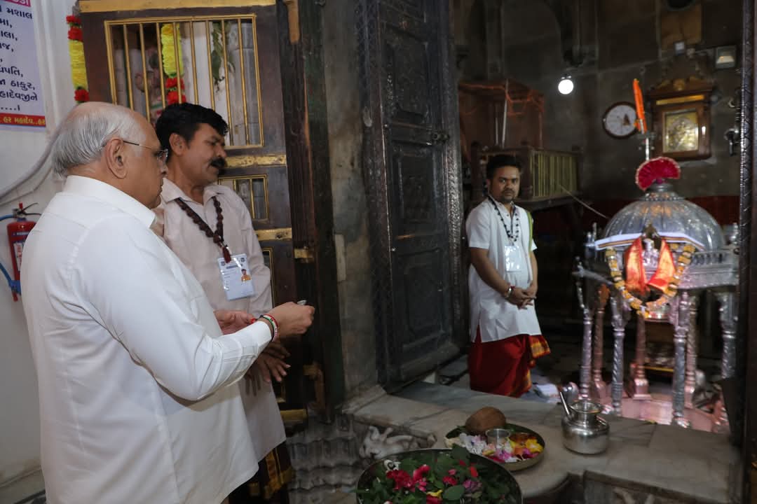 પવિત્ર શ્રાવણ માસના આજના ત્રીજા સોમવારે વડનગર સ્થિત પૌરાણિક મહત્વ ધરાવતા હાટકેશ્વર મહાદેવના ભક્તિભાવપૂર્વક દર્શન કરતા ગુજરાત મુખ્યમંત્રી