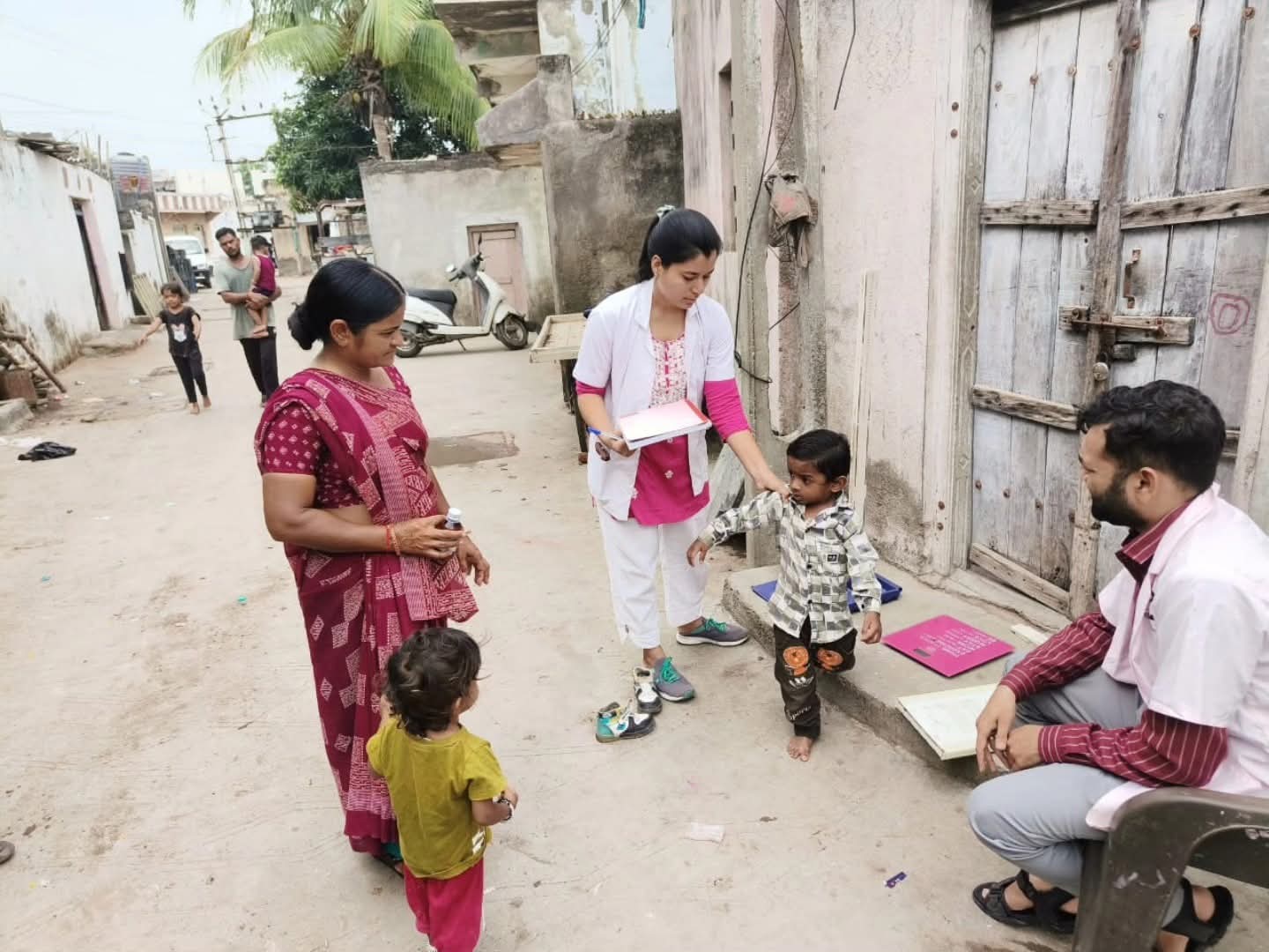 બાળકોના ઉજ્જવળ ભવિષ્ય માટે બાળ સ્વાસ્થ્યની દરકાર લેતી ટીમ RBSK