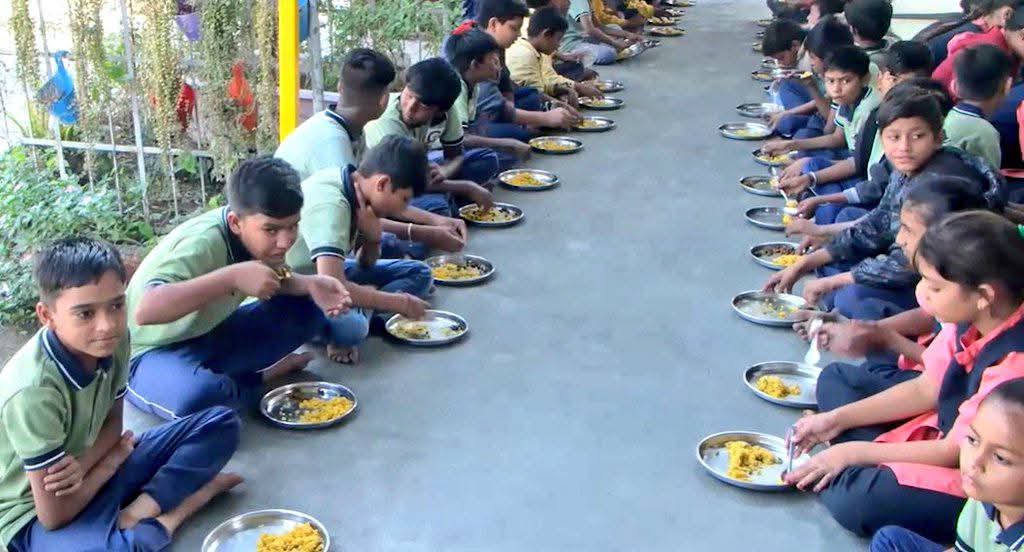 જુનાગઢ જિલ્લામાં આવેલી ૭૦૦ થી વધુ જેટલી વિવિધ સરકારી શાળાઓમાં અને ગ્રાન્ટ ઇન એઇડ શાળાઓમાં બાળકોને મોર્નિંગ શિફ્ટમાં સવારની પ્રાર્થના બાદ અલ્પાહાર અને ત્યારબાદ મધ્યાહન ભોજન