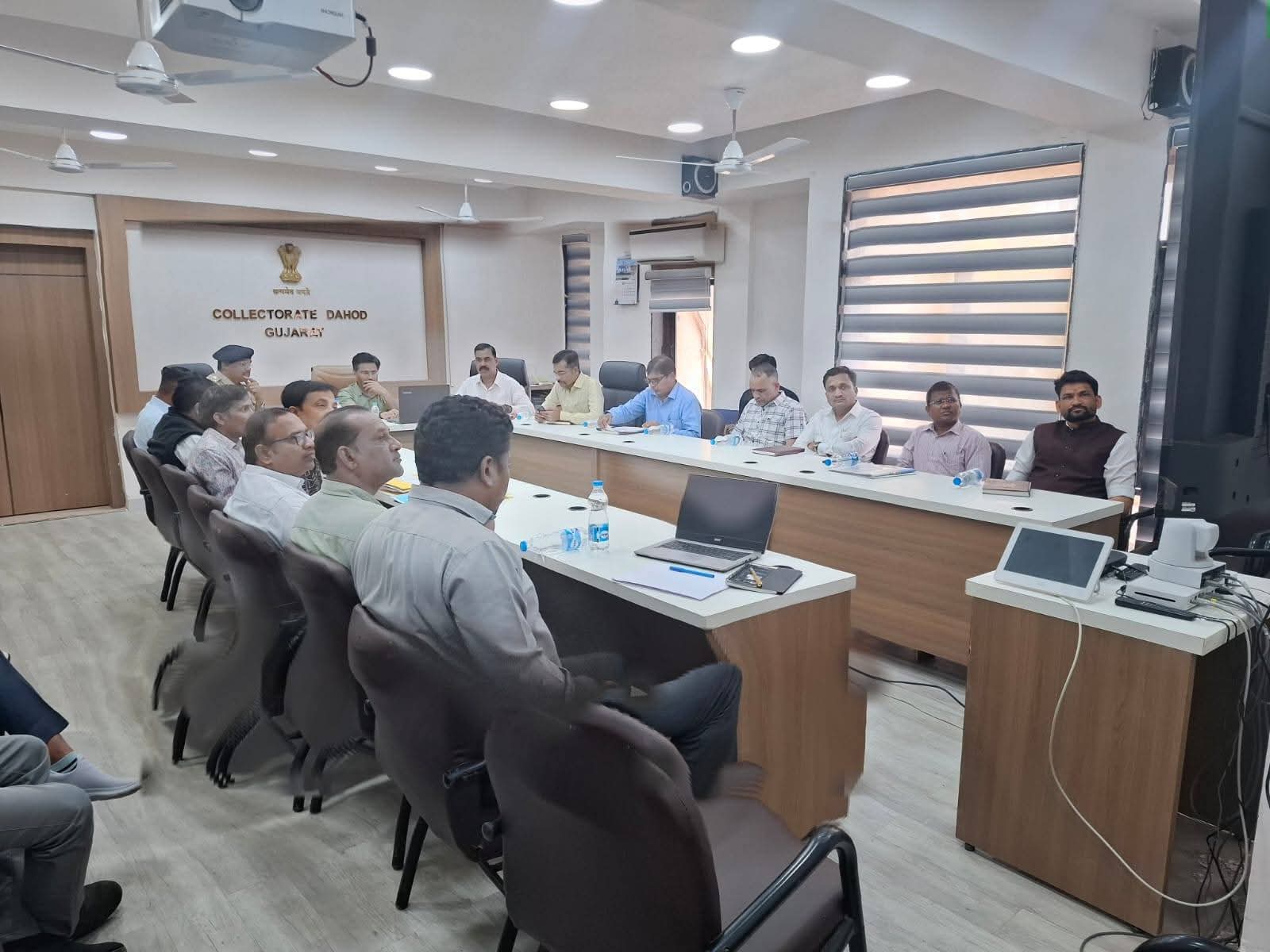 જિલ્લા કલેકટર કચેરી દાહોદ ખાતે બોર્ડની પરીક્ષાની પૂર્વ તૈયારીના ભાગરૂપે કેબિનેટ શિક્ષણ મંત્રી ડૉ. પ્રદ્યુમન વાજા અને રાજ્યકક્ષા શિક્ષણ મંત્રીશ્રી રિવાબા જાડેજાની વર્ચુઅલ ઉપસ્થિતિમાં વિડિઓ કોન્ફરન્સ યોજાઈ