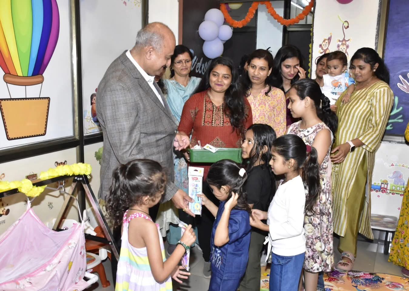જિલ્લા કલેક્ટર કેતન ઠક્કરે પોતાના વયનિવૃત્તિ પ્રસંગે કલેકટર કચેરી ખાતે ઘોડિયાઘરનો પ્રારંભ કરાવ્યો